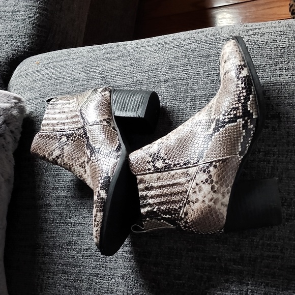 Blondo Noa Waterproof Brown Snakeskin Print Side Zip Block Heel Ankle Bootie - Picture 3 of 10